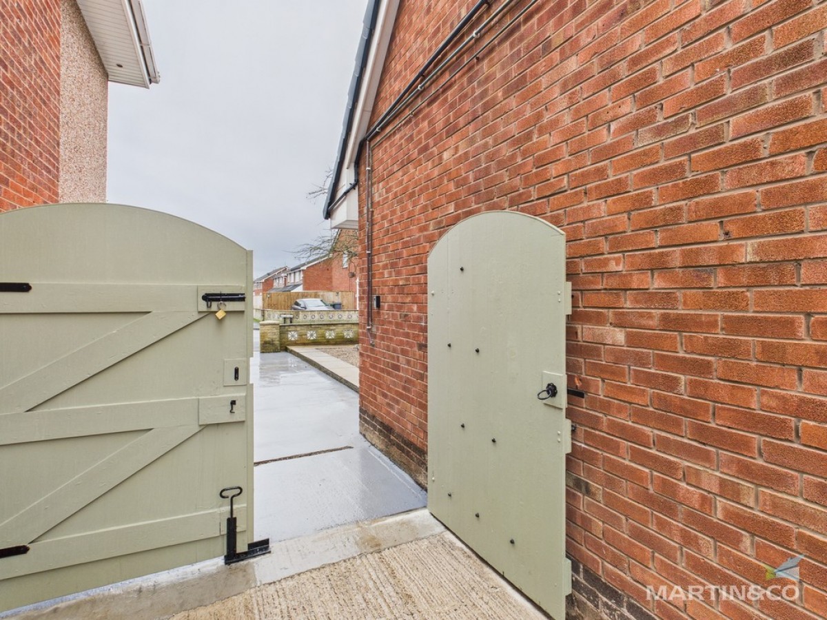 17 Alnwick Drive, Moreton