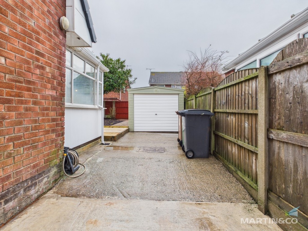 17 Alnwick Drive, Moreton