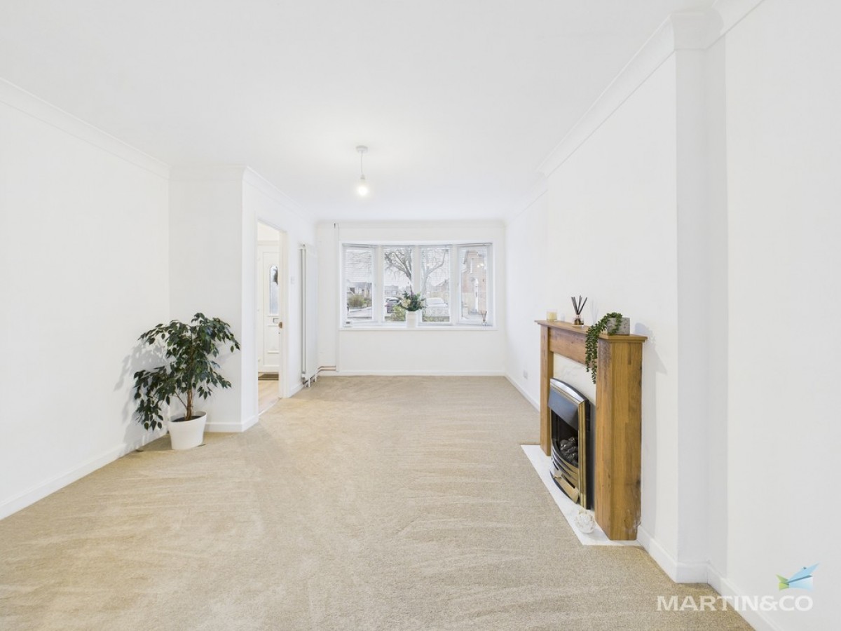 17 Alnwick Drive, Moreton