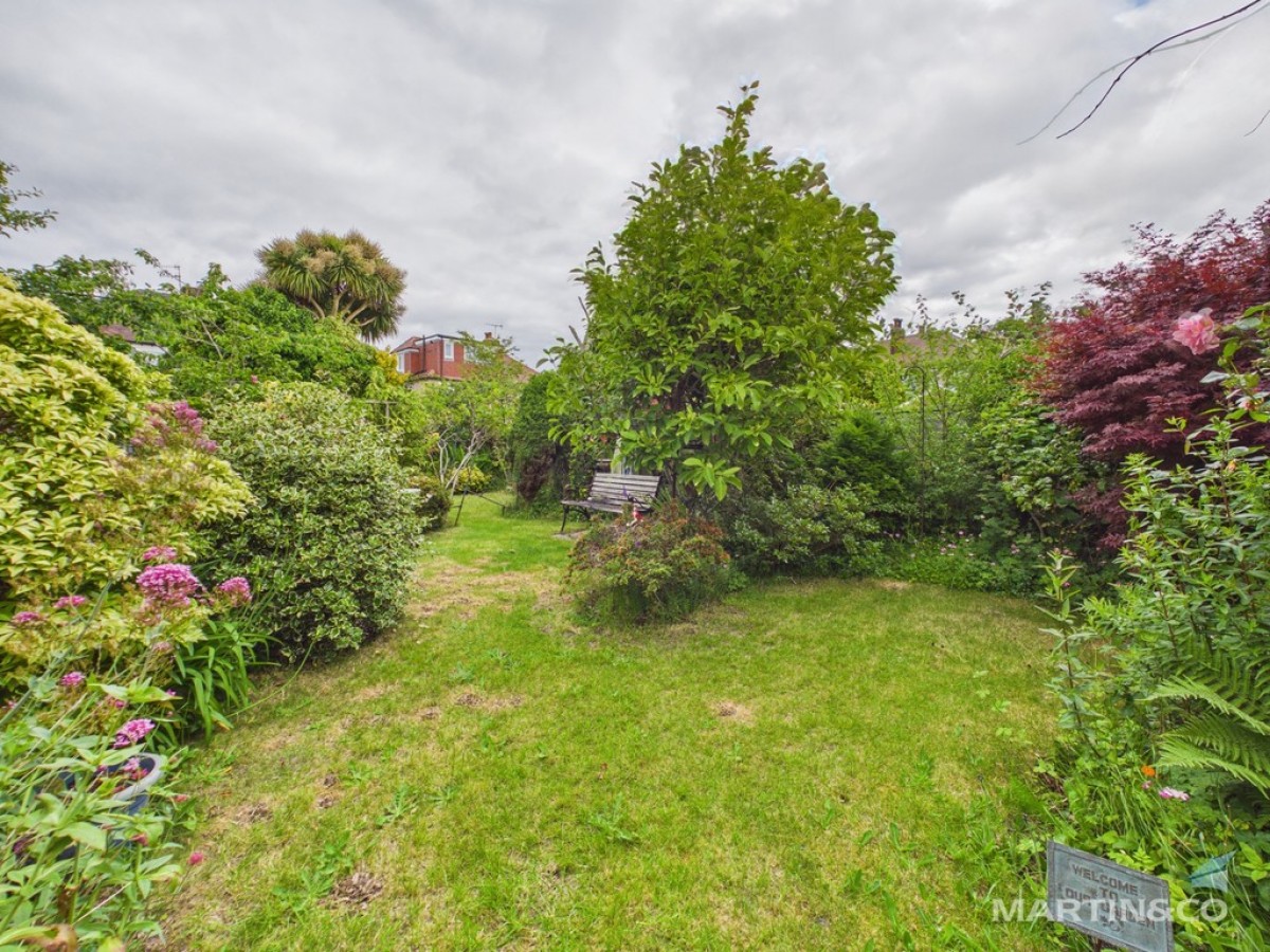 Holly Avenue, Bebington