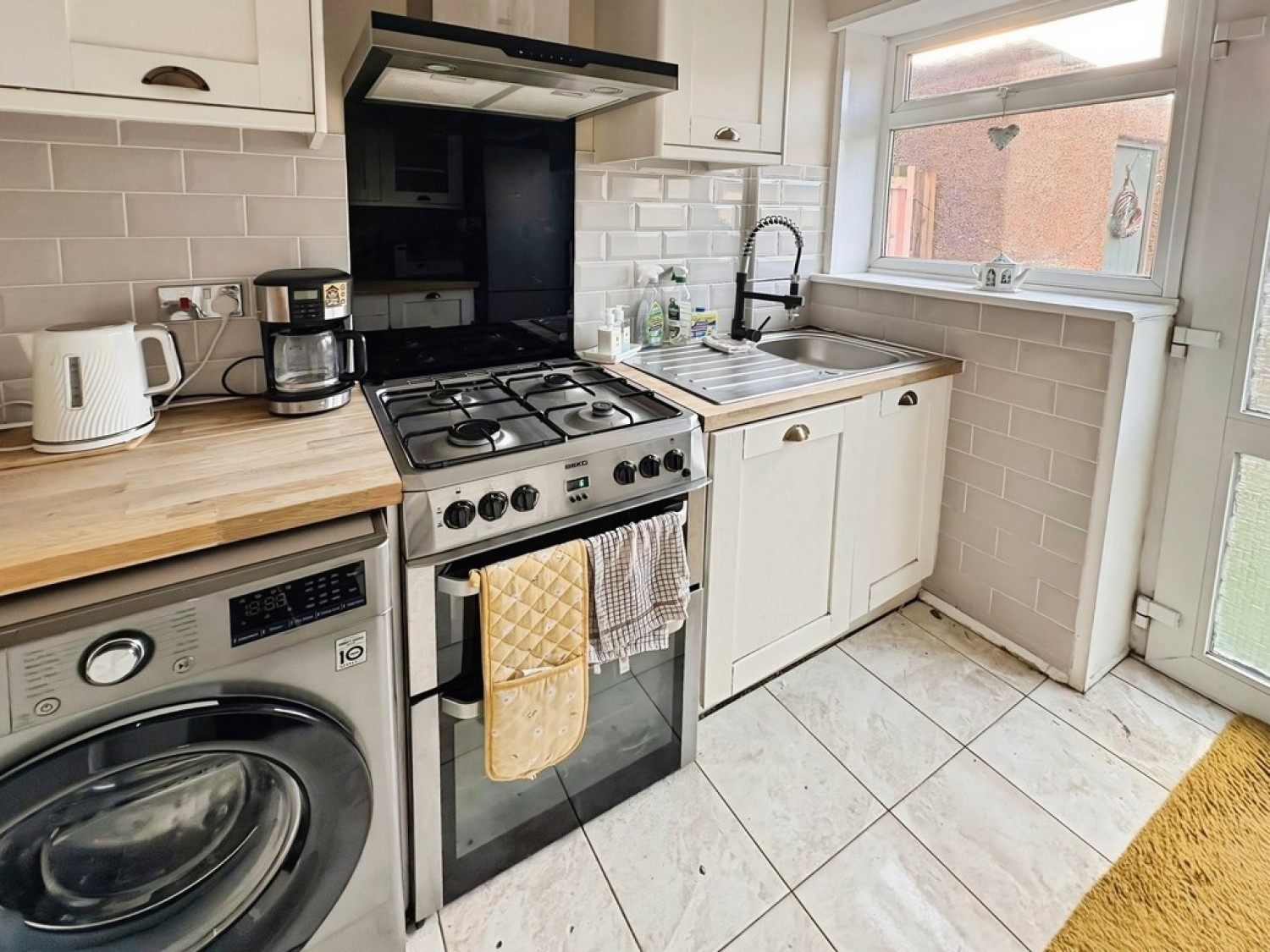 3 bedroom House for Letting Colwell Avenue, Hucclecote, Gloucester