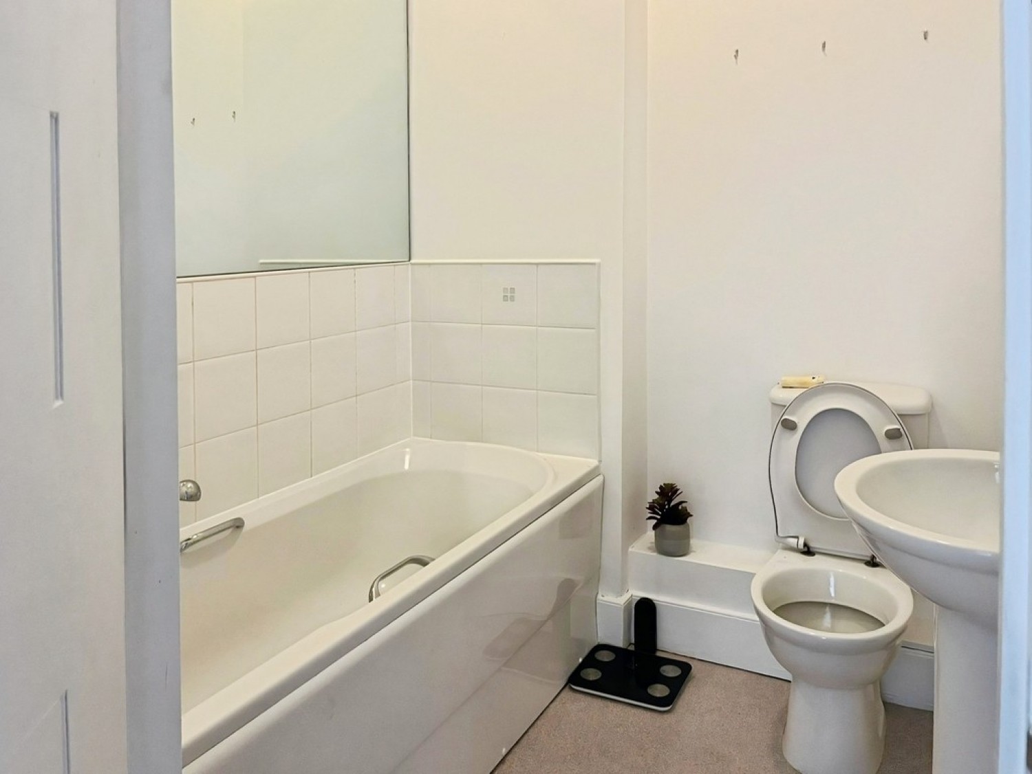2 bedroom Flat for Letting The Crescent, Gloucester
