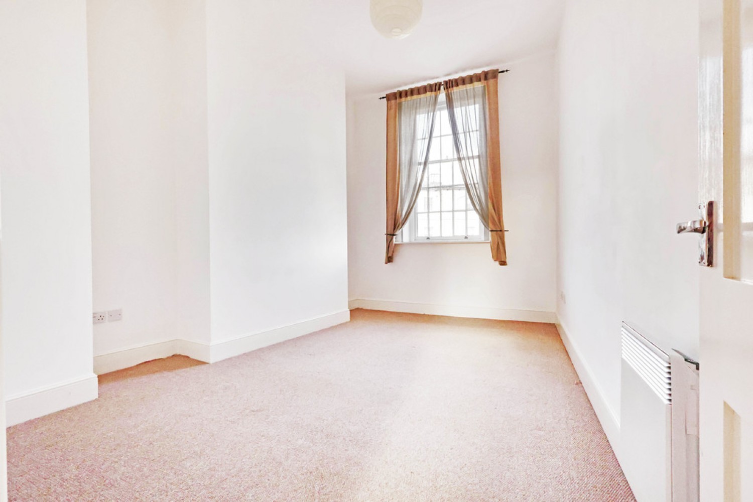 2 bedroom Flat for Letting The Crescent, Gloucester