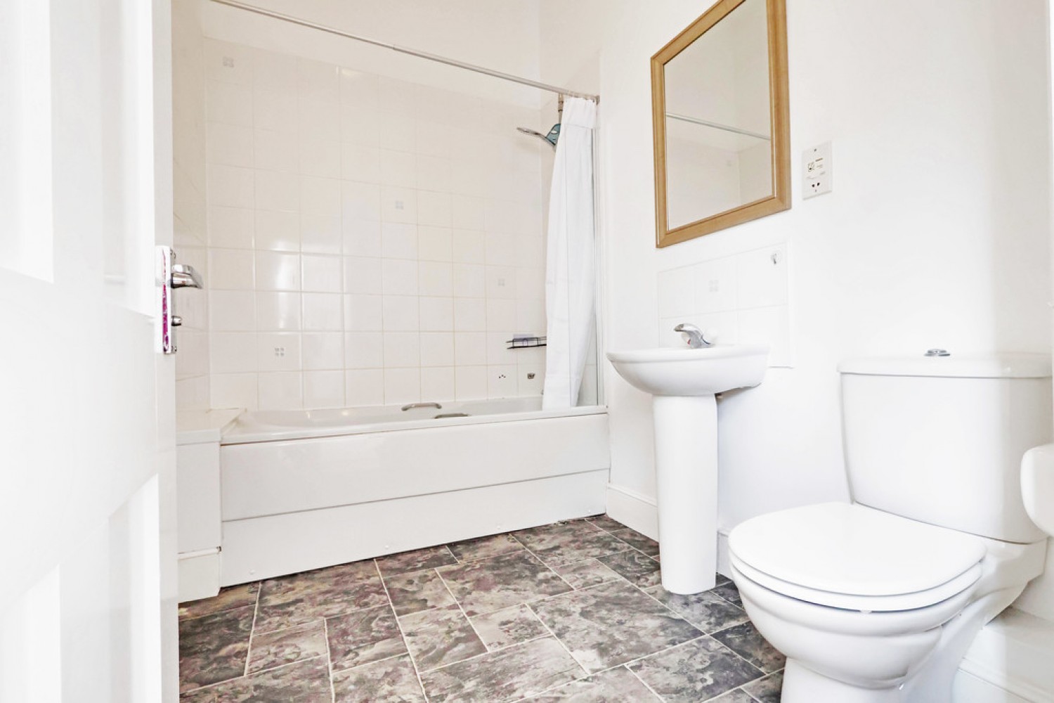 2 bedroom Flat for Letting The Crescent, Gloucester