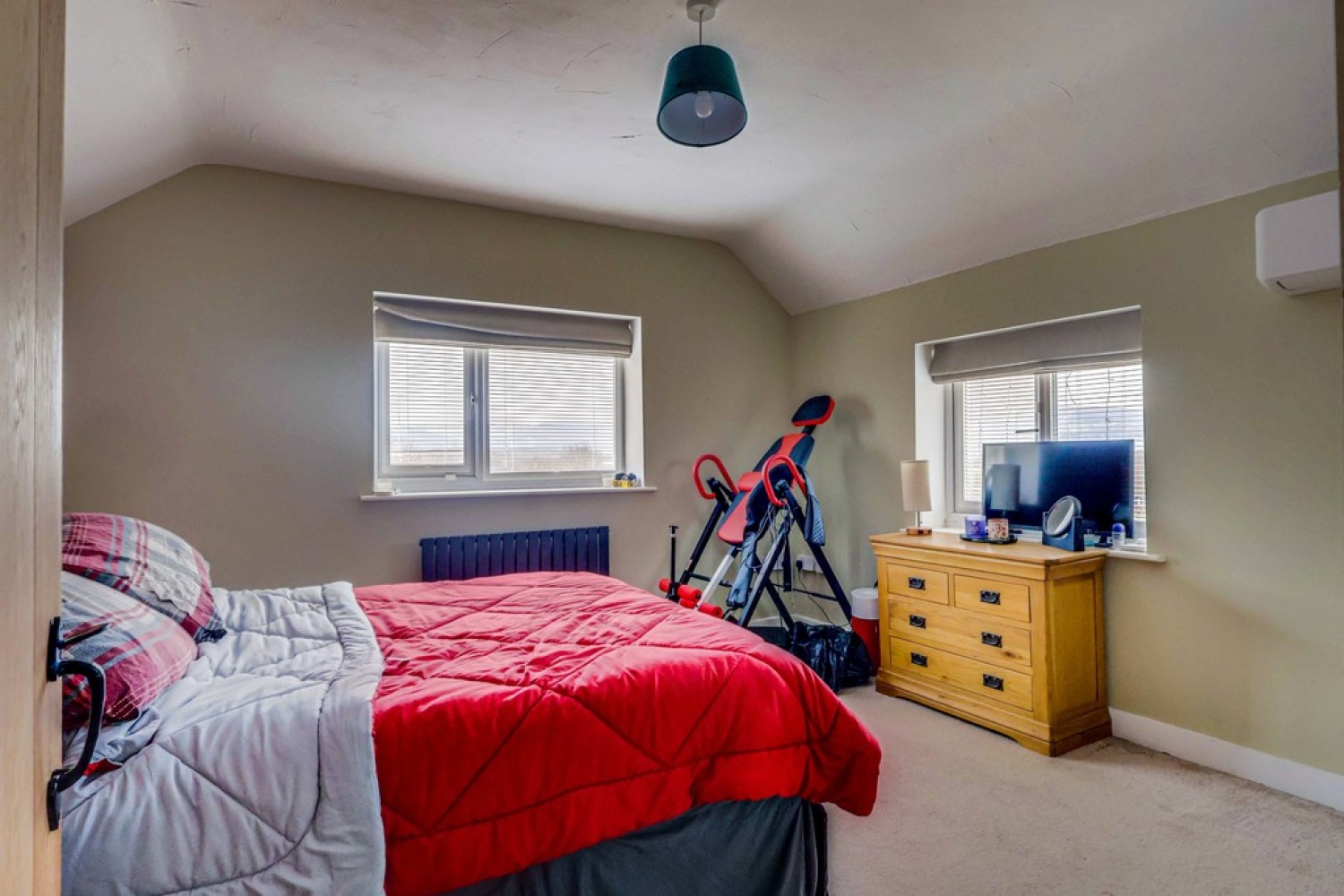 4 bedroom House for Sale Hucclecote, Gloucester, Gloucestershire