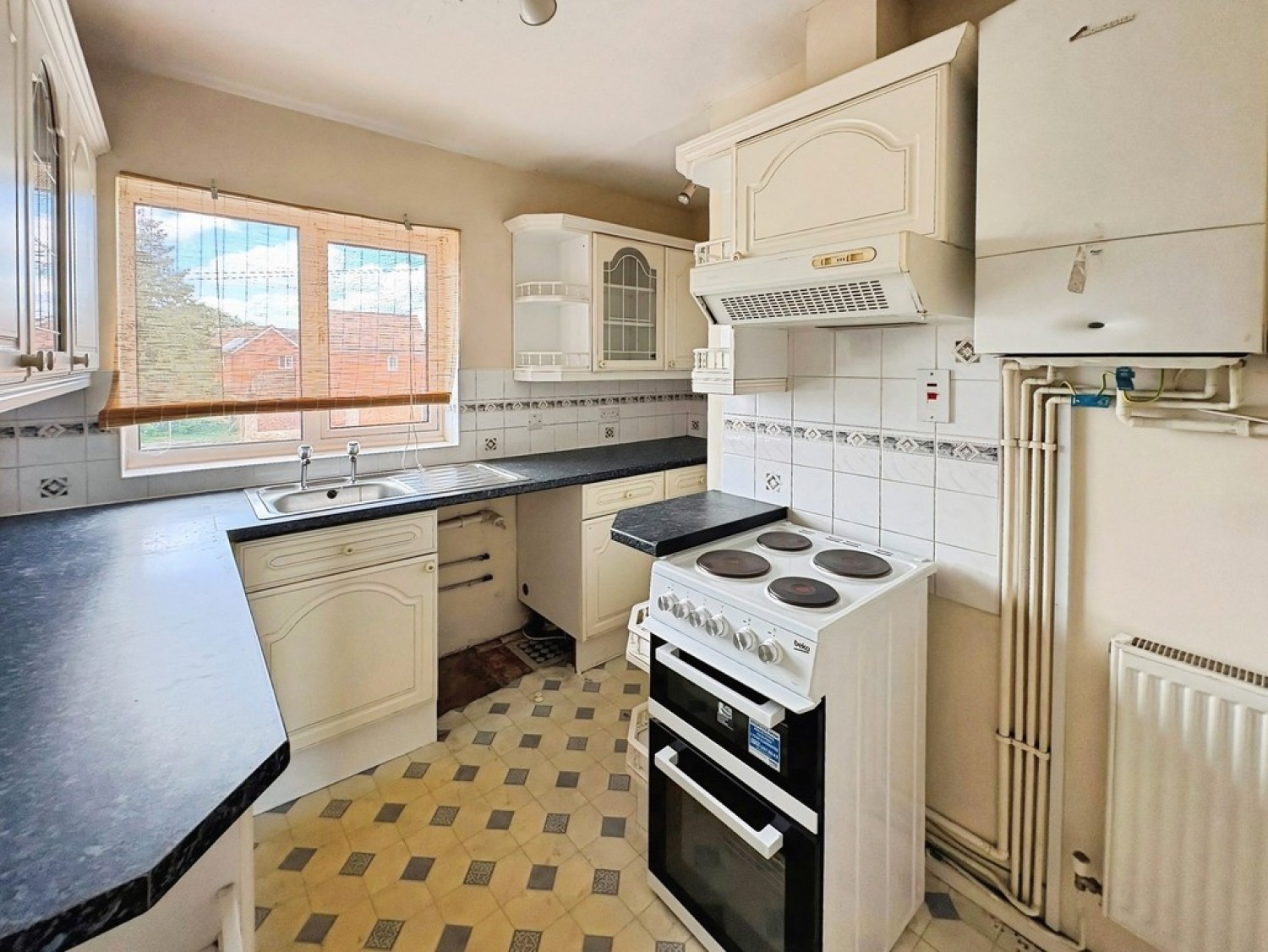 2 bedroom Flat for Letting Chesterton Court, Longford