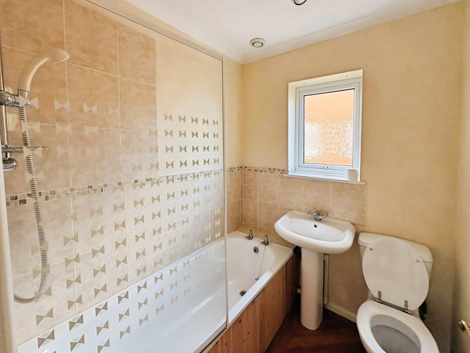 2 bedroom Flat for Letting Chesterton Court, Longford