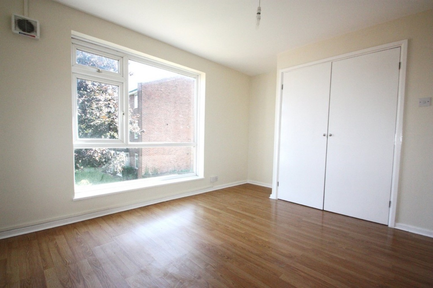 1 bedroom Flat in Holmbury Grove, Forestdale, Surrey