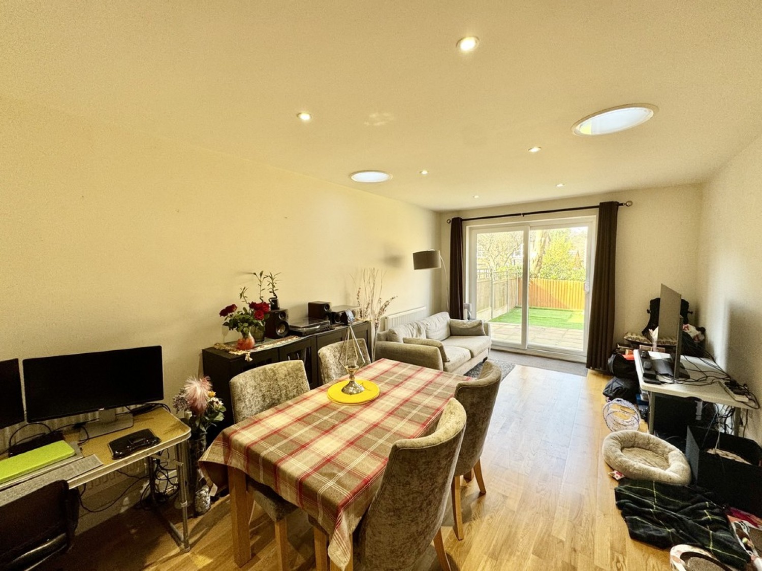 2 bedroom Flat for Letting Coombe Avenue, Croydon, Surrey