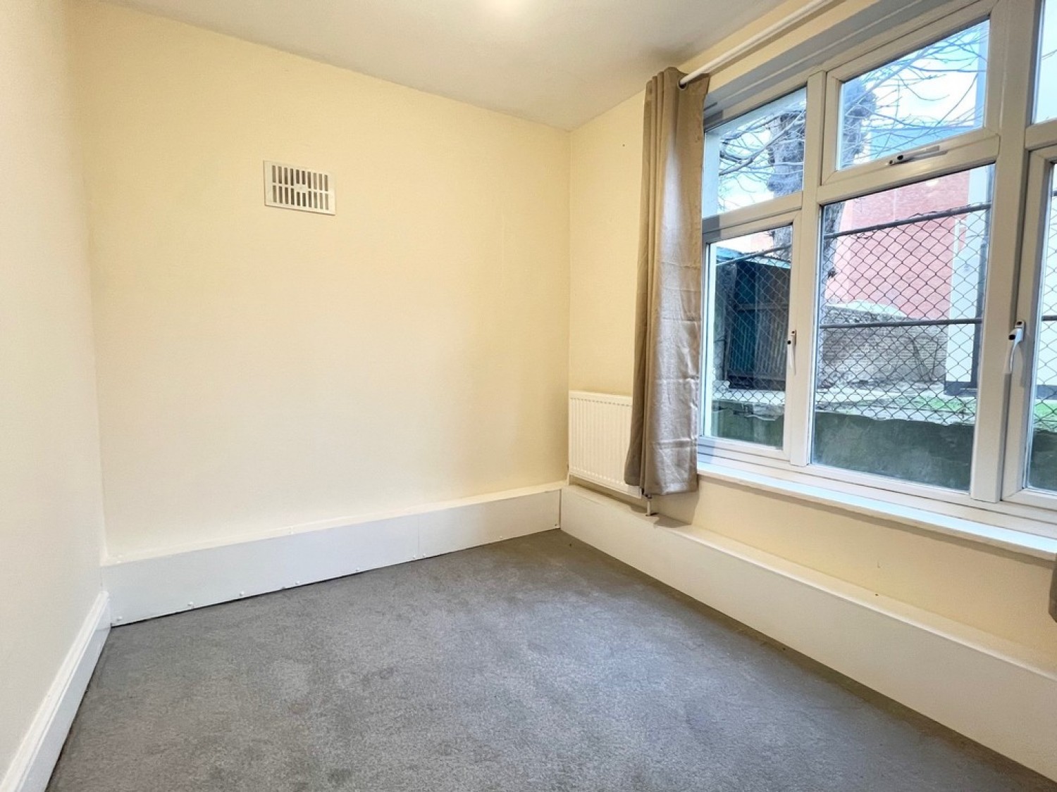 2 bedroom Flat for Letting Lower Addiscombe Road, Croydon, Surrey