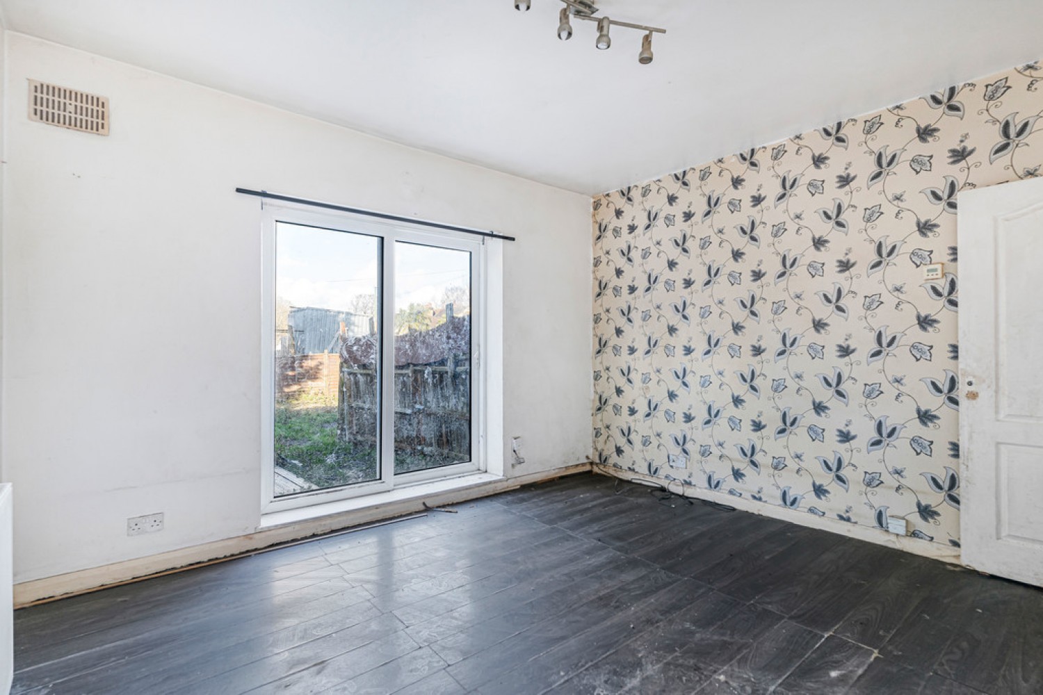 2 bedroom Bungalow for Sale Lavington Road, Beddington