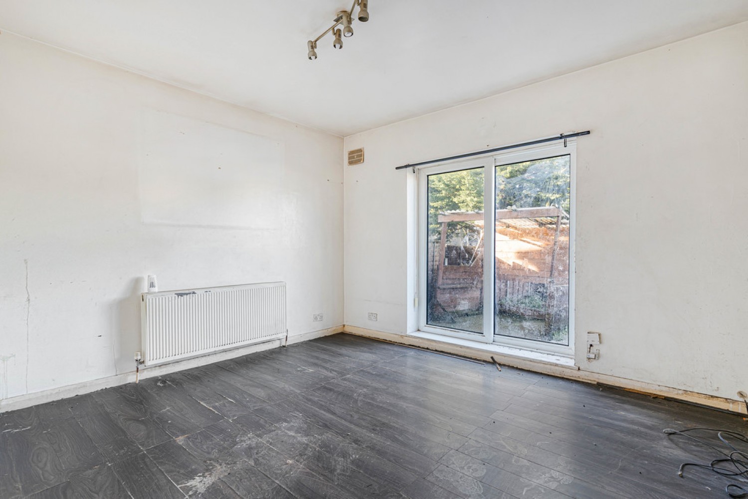 2 bedroom Bungalow for Sale Lavington Road, Beddington