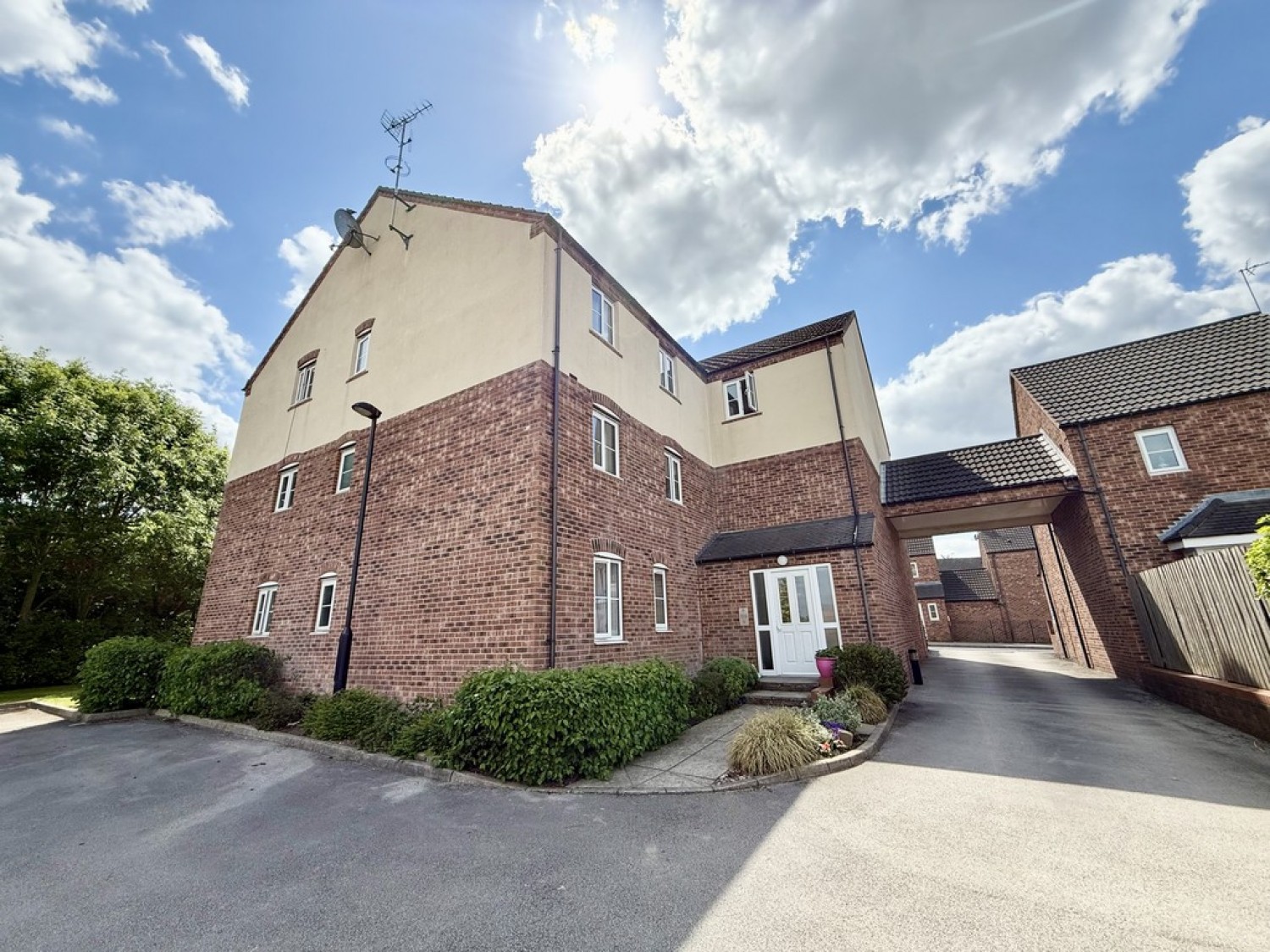 2 bedroom Flat for Letting Raynald Road, Parklands