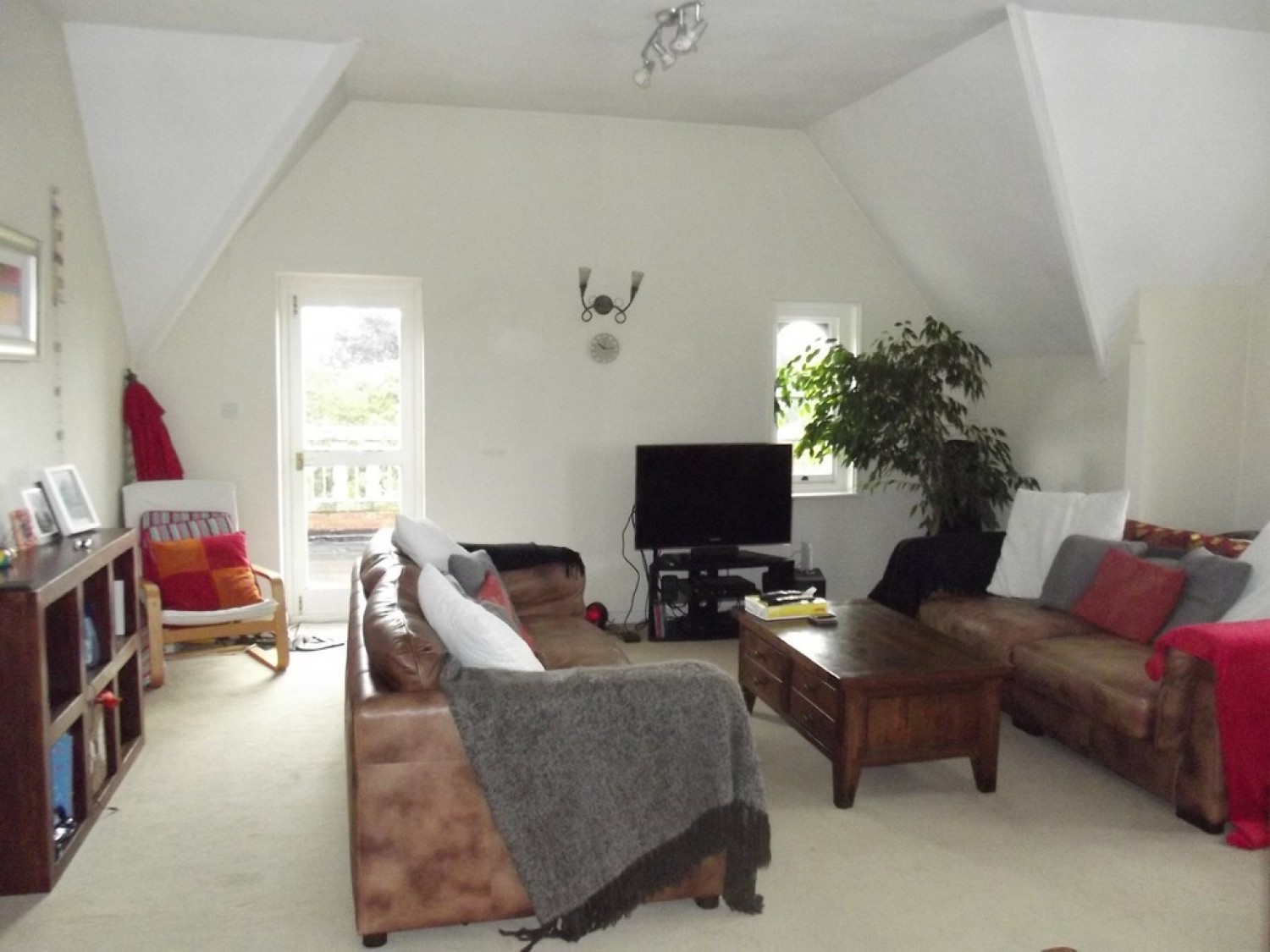 2 bedroom Flat for Letting Newcastle Court, The Park