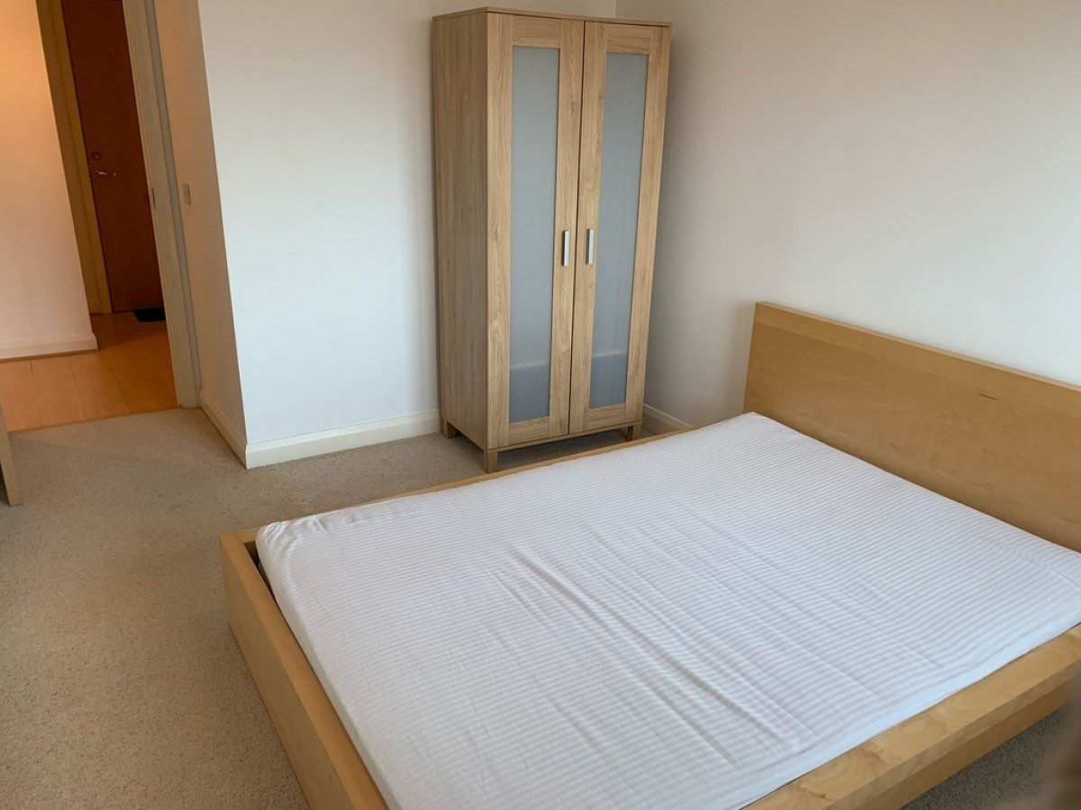 Raleigh Square, Raleigh Street