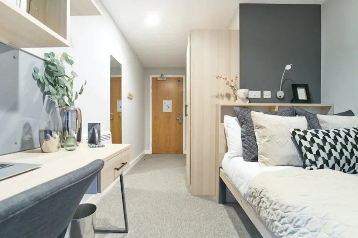 Straits Village, Huntingdon Street