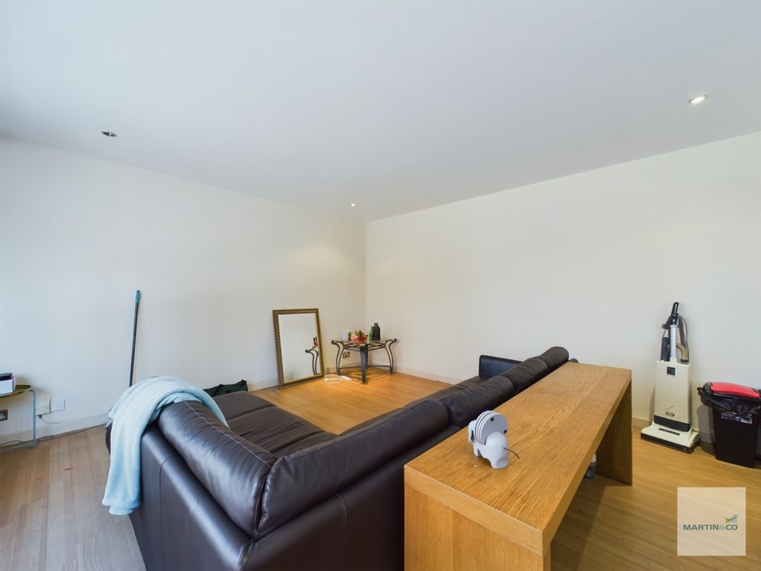 2 bedroom Flat for Sale Park Gate, Upper College Street