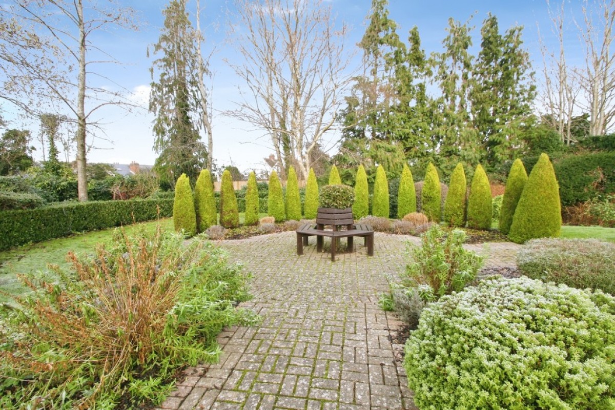 Richard Beau Nash, Garden Rd TN1
