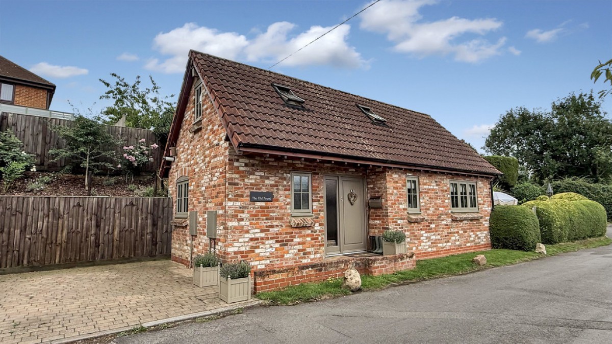 Lower Road, Bratton