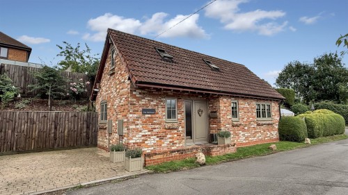 Lower Road, Bratton