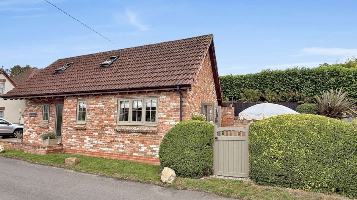 Lower Road, Bratton