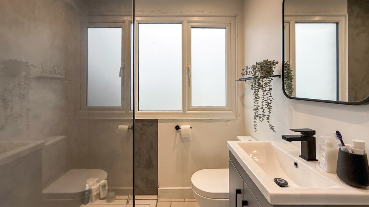 Langholm Avenue, Warminster