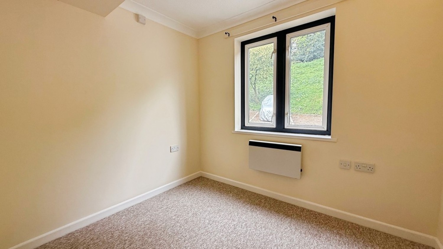 2 bedroom Property for Sale Church Street, Warminster
