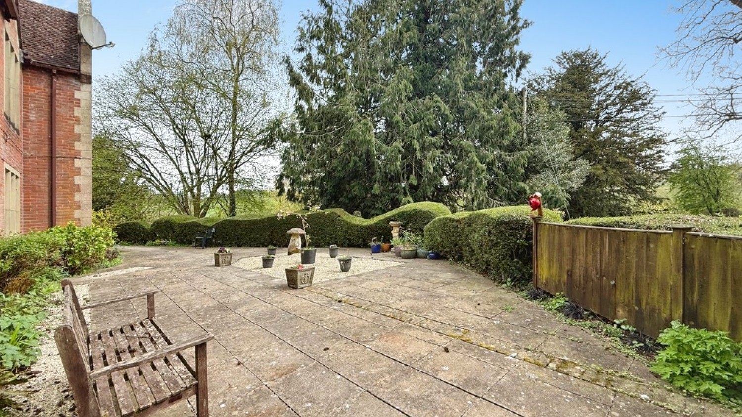 2 bedroom Property for Sale Church Street, Warminster