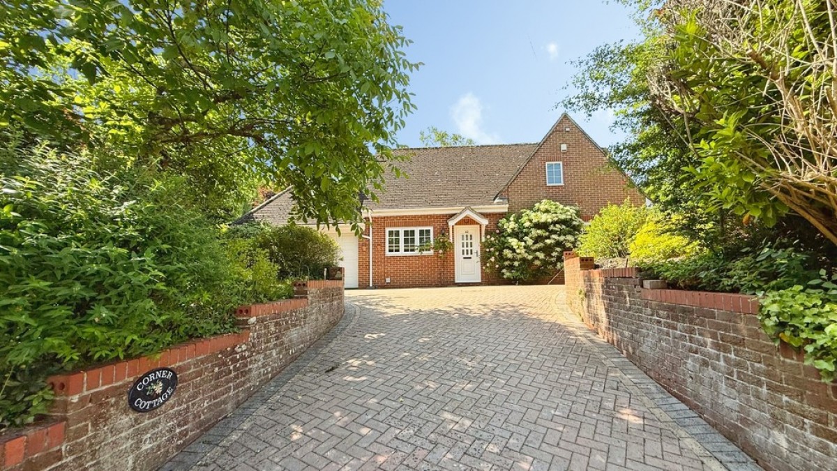 Lower Road, Bratton