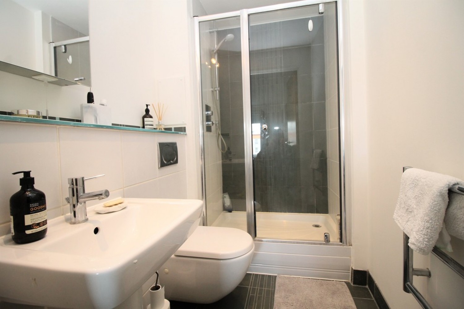 2 bedroom Flat for Letting The Crescent, Gunwharf Quays