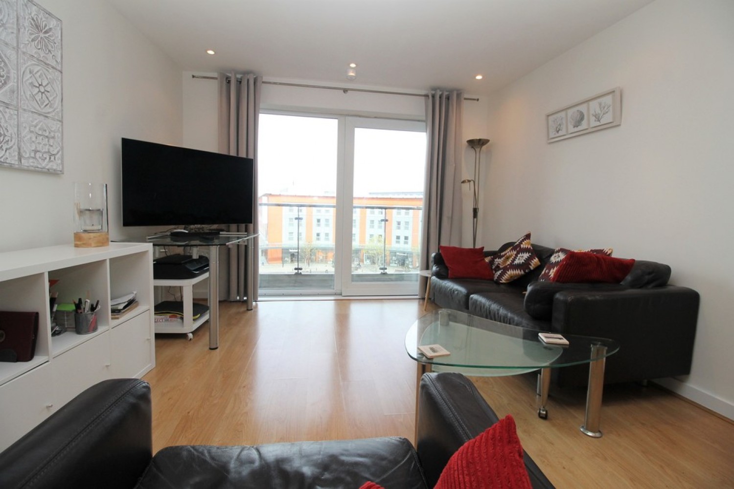 2 bedroom Flat for Letting The Crescent, Gunwharf Quays