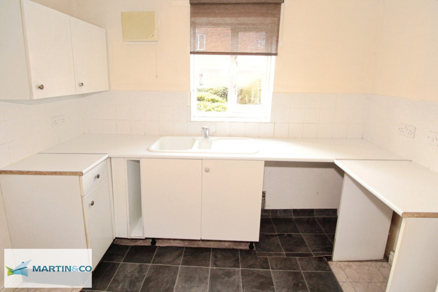 2 bedroom Flat for Letting Sherwood House, Rembrandt Way, Reading