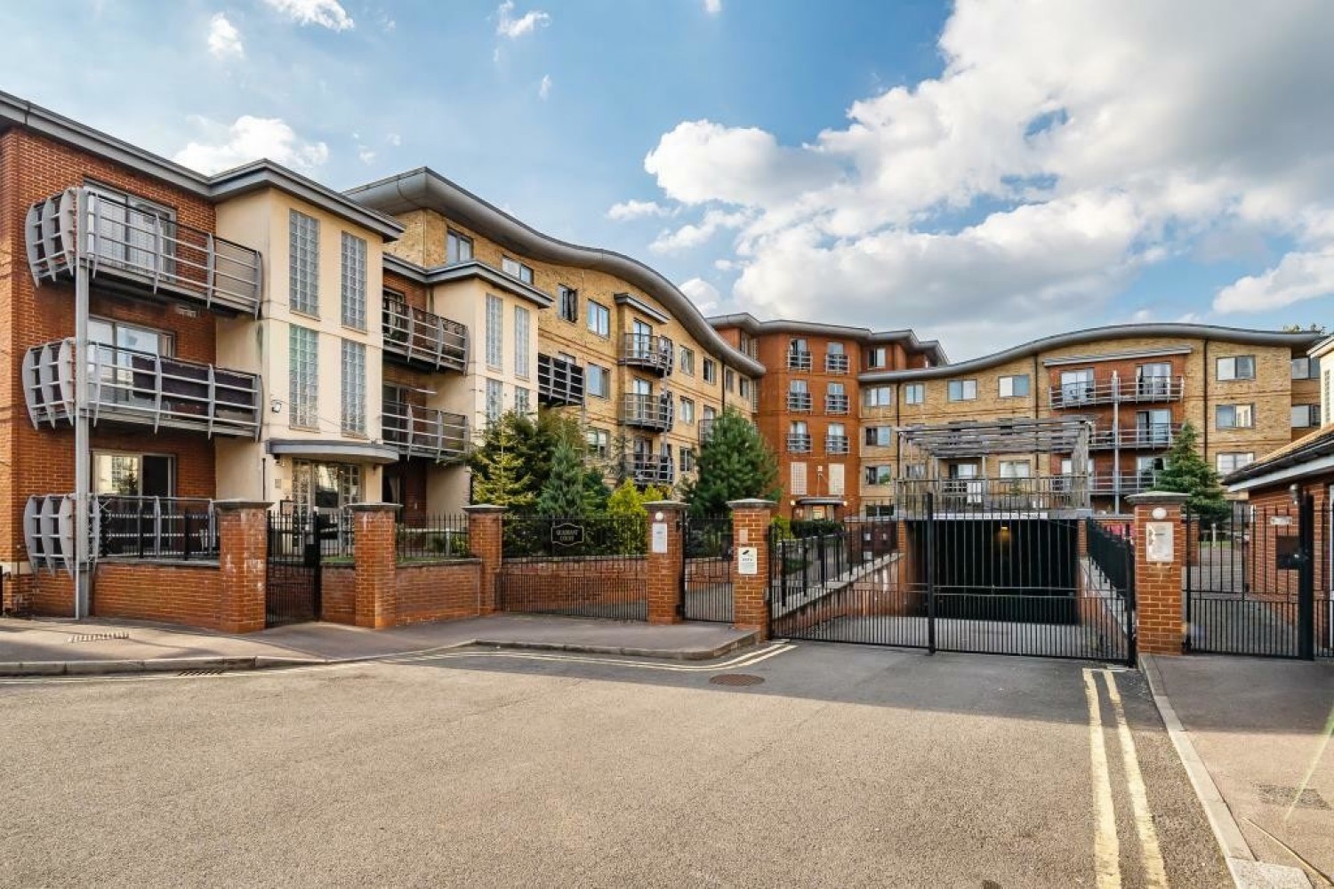 2 bedroom Flat in Quadrant Court, Reading