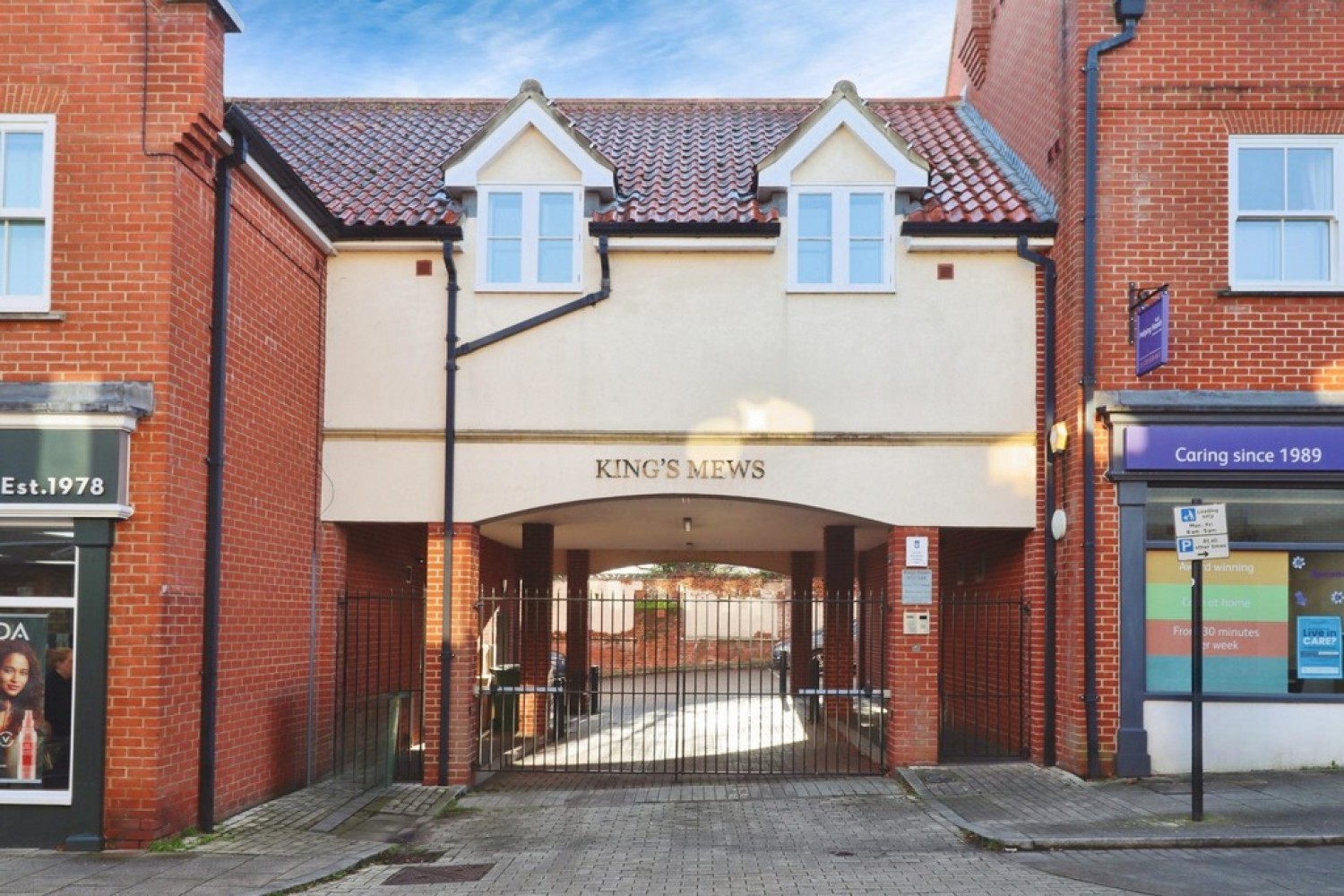 3 bedroom Flat in Kings Mews, Kings Road