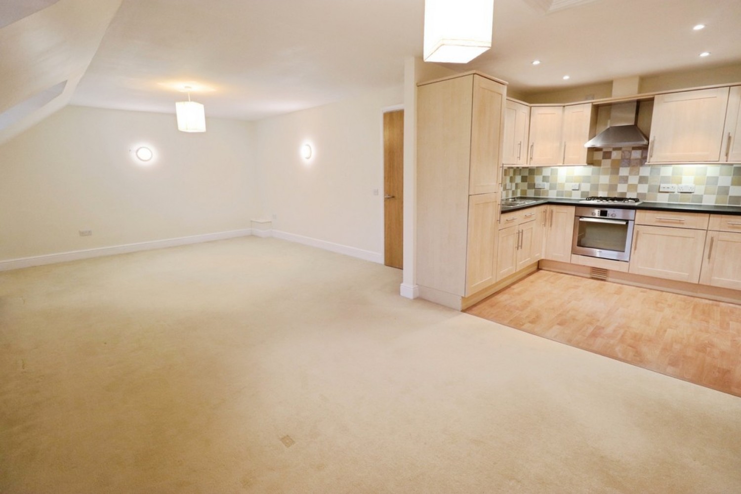 3 bedroom Flat in Kings Mews, Kings Road