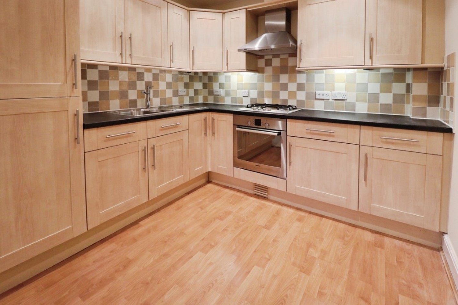 3 bedroom Flat in Kings Mews, Kings Road