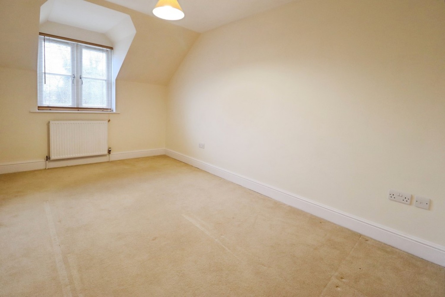 3 bedroom Flat in Kings Mews, Kings Road