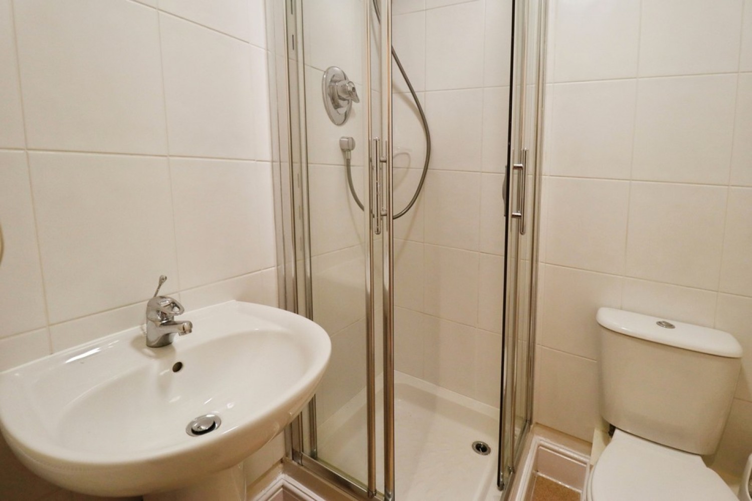 3 bedroom Flat in Kings Mews, Kings Road