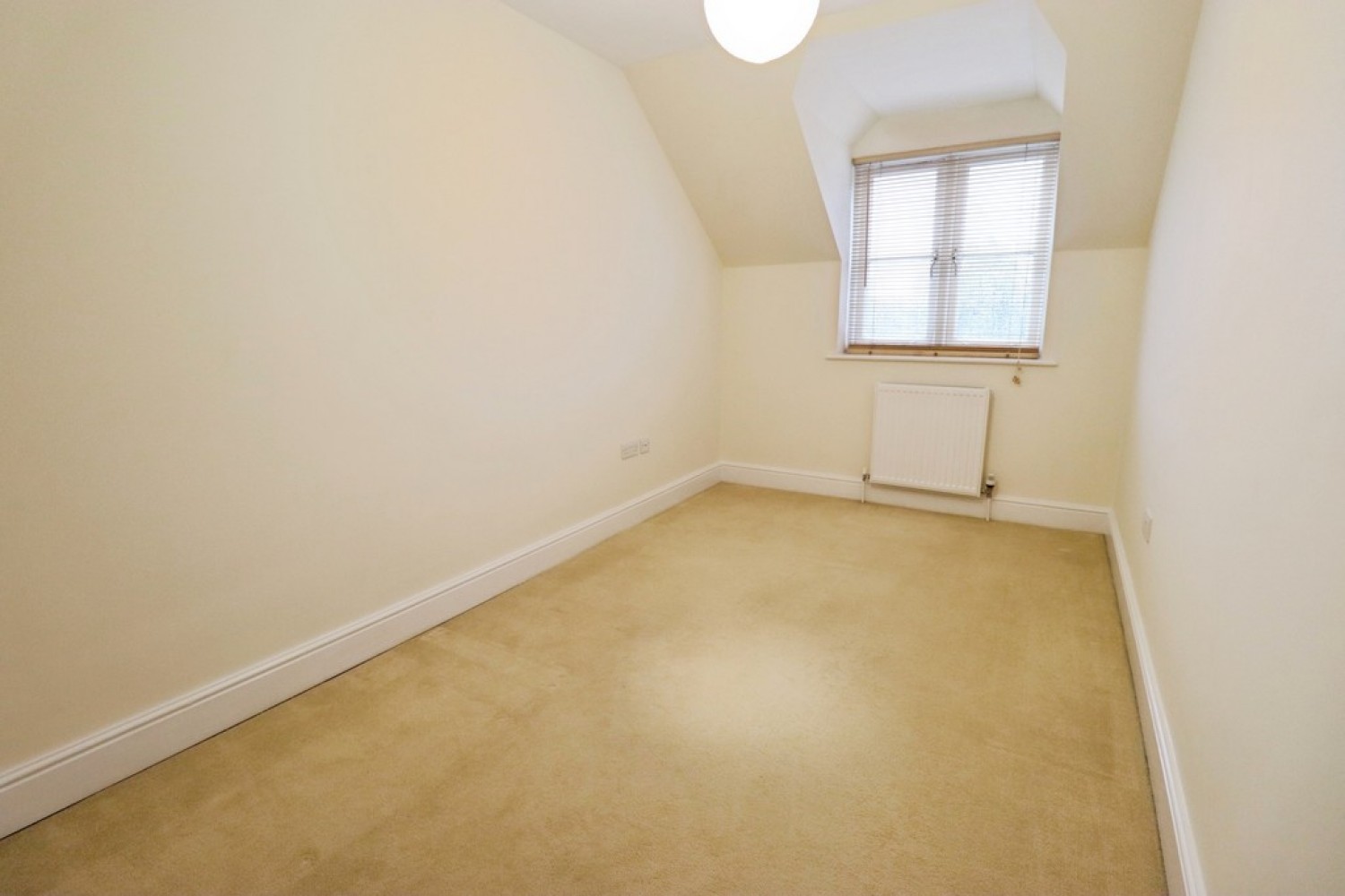 3 bedroom Flat in Kings Mews, Kings Road