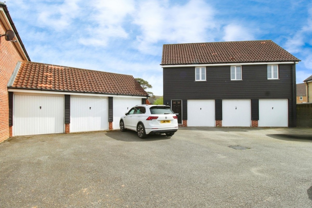 Hundred Acre Way, Red Lodge