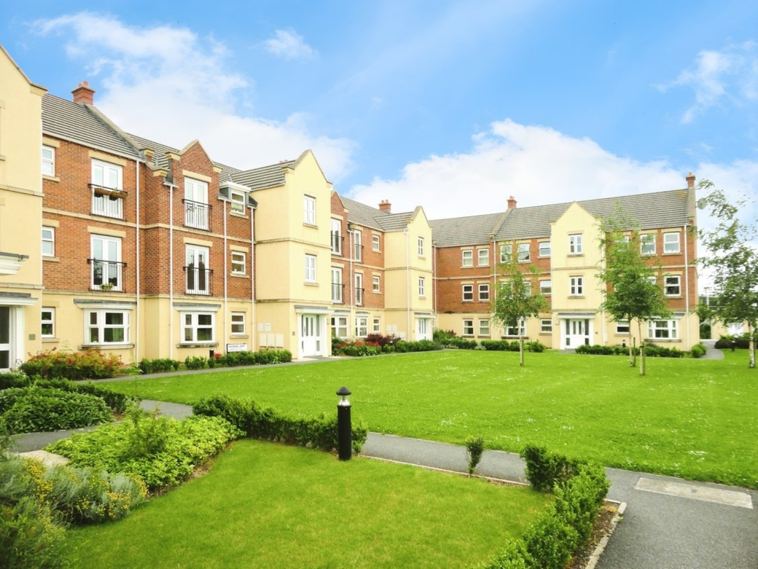 2 bedroom Flat for Letting Whitehall Drive, Lower Wortley