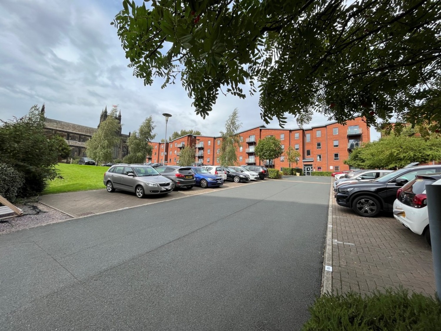 2 bedroom Flat for Letting Bouverie Court, Cross Green Lane