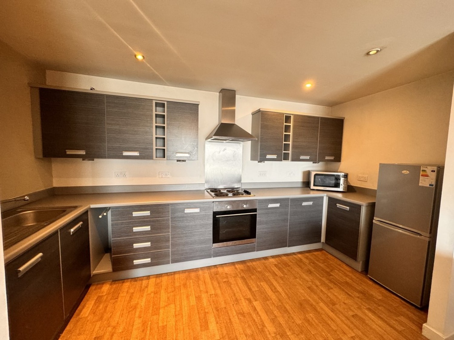 2 bedroom Flat for Letting Bouverie Court, Cross Green Lane