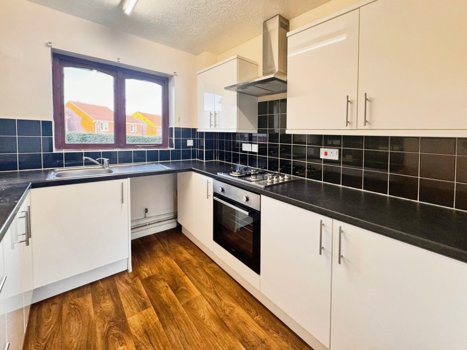 2 bedroom Flat for Letting Cricketers Close