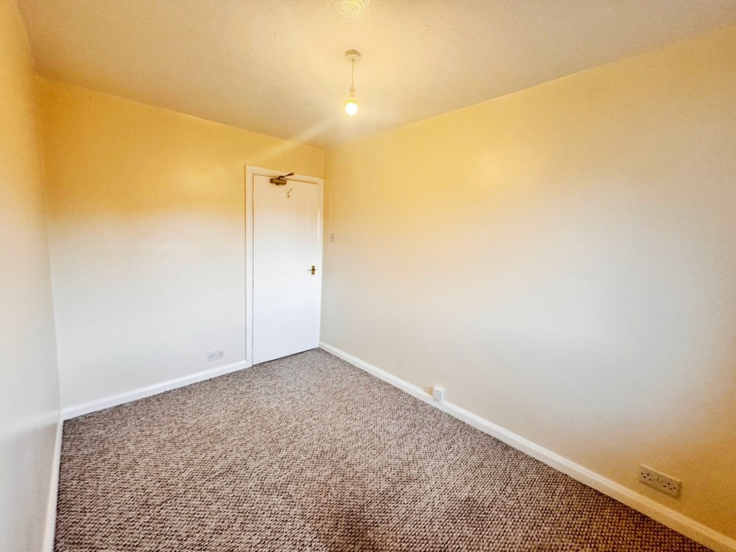 2 bedroom Flat for Letting Cricketers Close