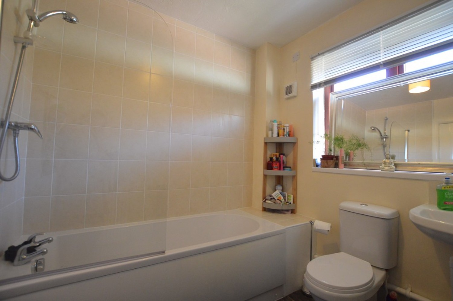 2 bedroom Flat for Letting Cricketers Close