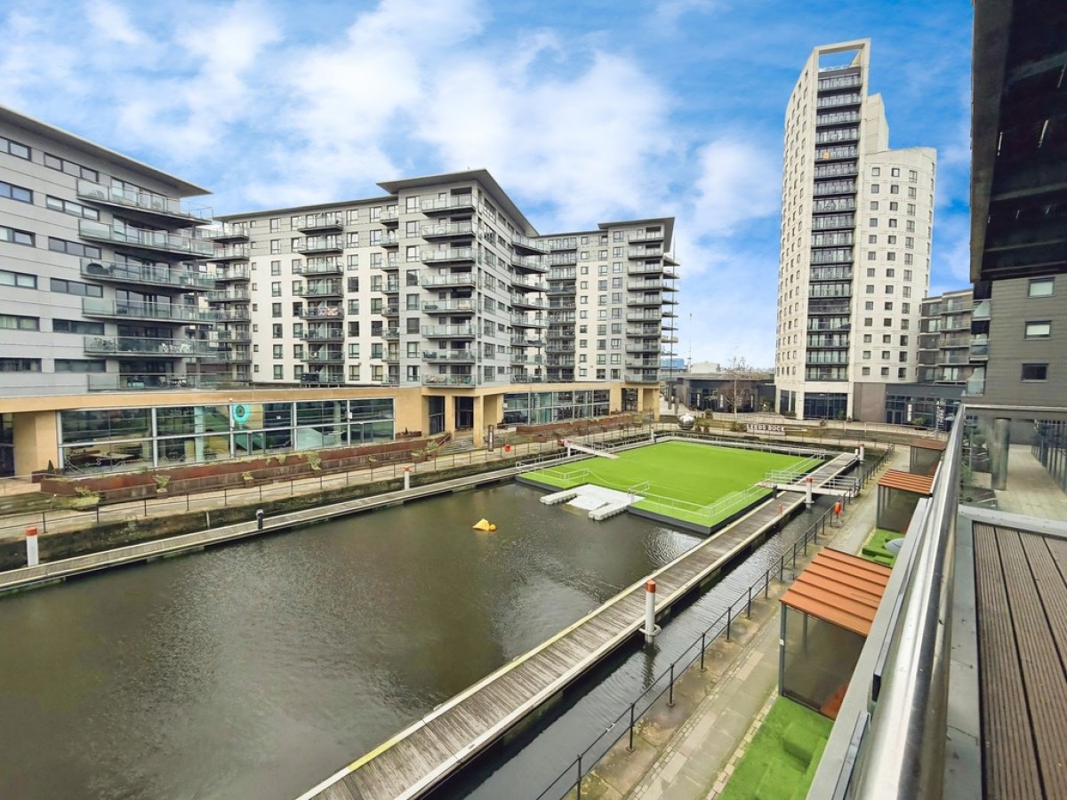 La Salle, Leeds Dock