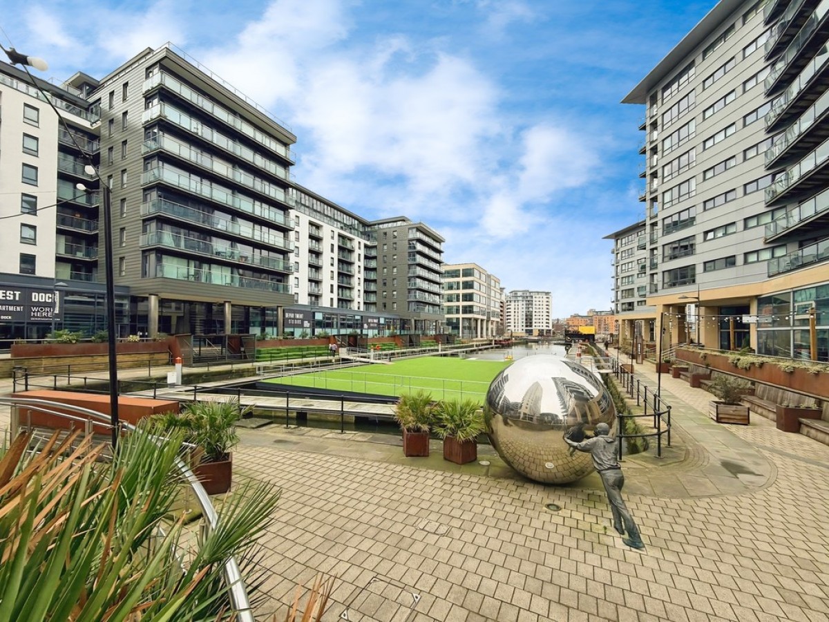 La Salle, Leeds Dock