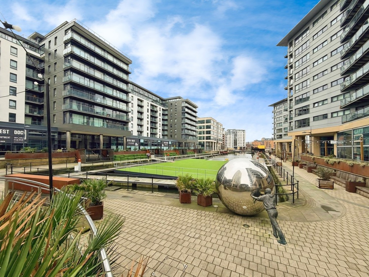 2 bedroom Flat in La Salle, Leeds Dock