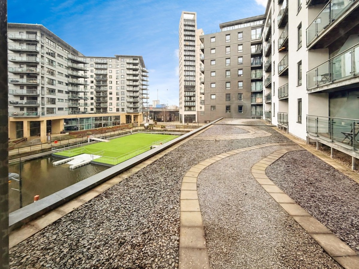 La Salle, Leeds Dock